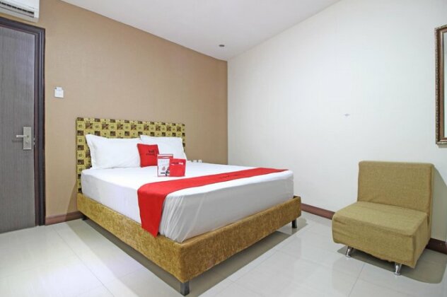 RedDoorz near UNS Solo - Photo3