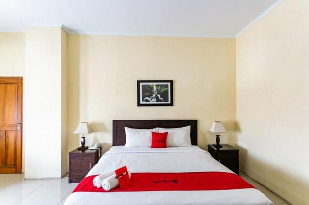 RedDoorz Plus near Alun Alun Karanganyar - Photo3