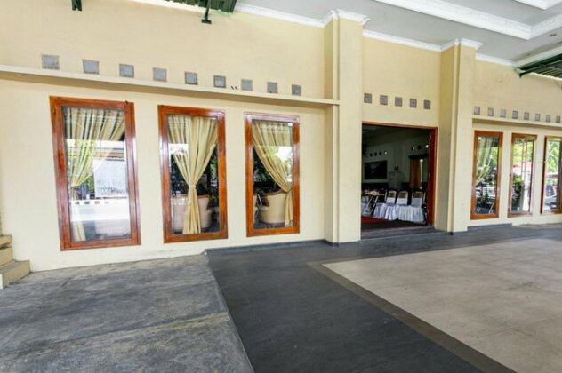 RedDoorz Plus near Alun Alun Karanganyar - Photo4