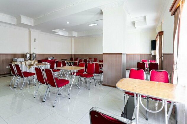 RedDoorz Plus near Alun Alun Karanganyar - Photo5