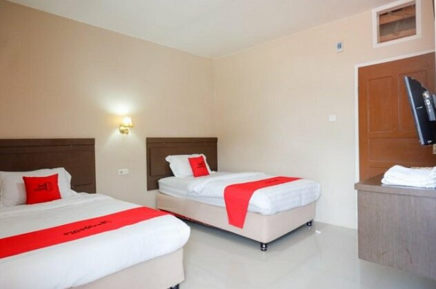 RedDoorz Plus near Haluoleo University - Photo4