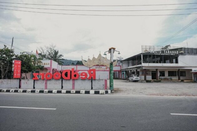 RedDoorz Syariah near Kebun Raya Liwa