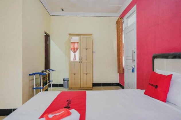 RedDoorz Syariah near Kebun Raya Liwa - Photo2