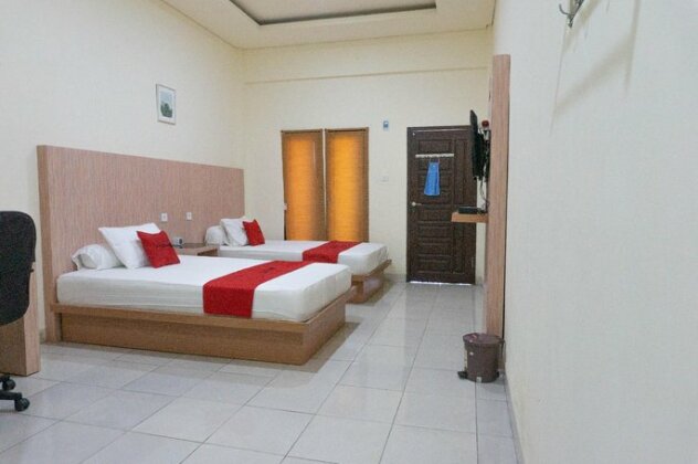 RedDoorz near Sultan Muhammad Kaharuddin Airport - Photo3