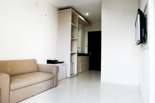 Comfy 1BR Twin Tower Apartment By Travelio - Photo2