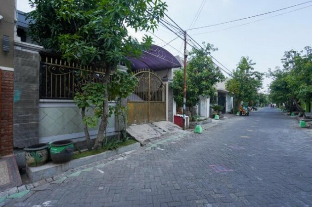 OYO Life 2460 Kost Simorejo Timur