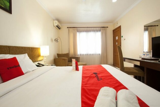RedDoorz Premium @ Raya Nginden - Photo5