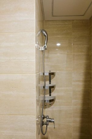 Elegant Studio Apartment at Springwood Residence By Travelio - Photo4