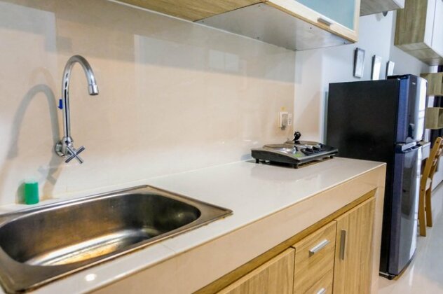 Modern and Comfortable Studio Springwood Apartment By Travelio - Photo3