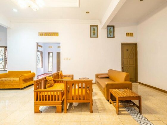 OYO 2395 Hotel Aden 2 Syariah - Photo3