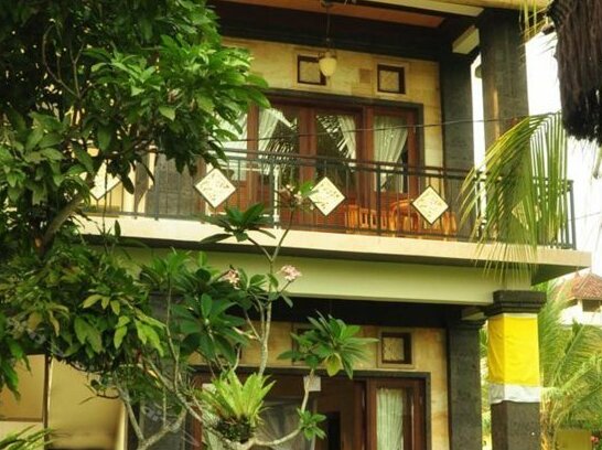 Three Dewi's Guest House - Photo2