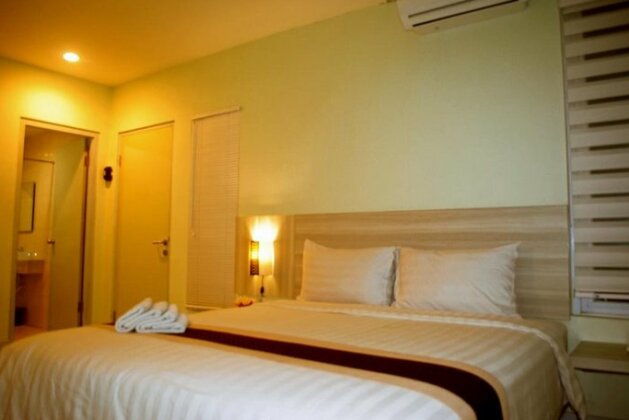 Sky Hotel Yogyakarta - Photo4