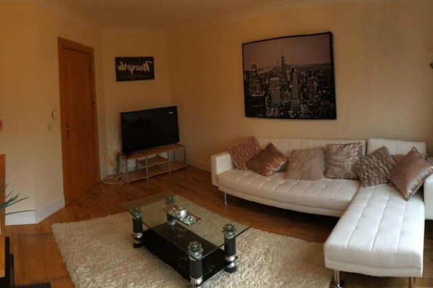 4 Bedroom House 10 Minutes Walk From Cork City - Photo2