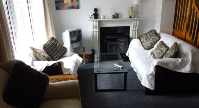Acton Lodge Guesthouse - Photo2