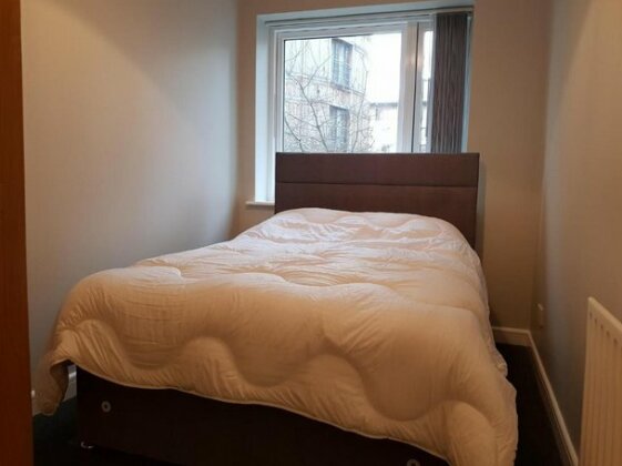 2 Bed Apartment Near The 3 Arena Sleeps 4 - Photo3