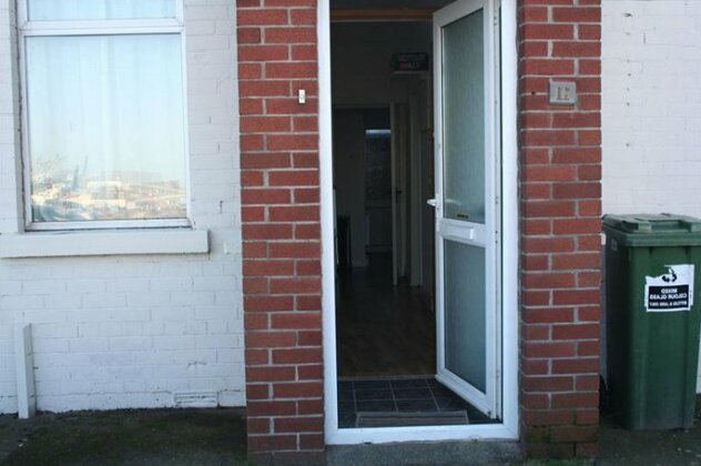 2 Bed House Beside Arena Venue - Photo4