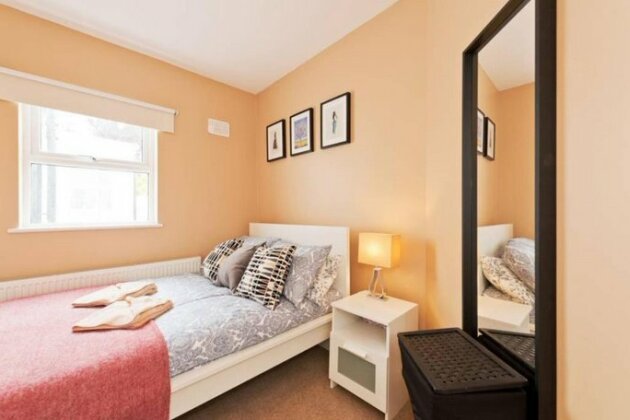 2 Bedroom Riverside Apartment Accommodates 6 - Photo4