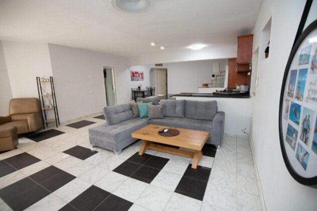 Apartment In Barnea - Photo5