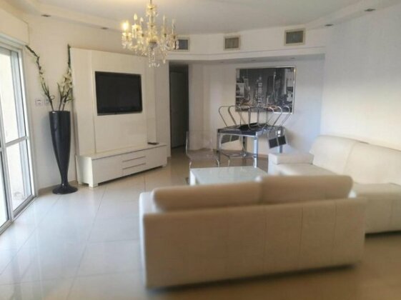 Luxury Garden apartment with private pool - Photo2