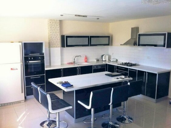 Amazing 4 Bedroom Apartment near Beach - Photo2