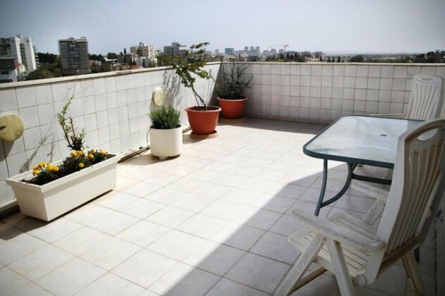 Herzelia Rooftop Special 2 Room Apartment - Photo4