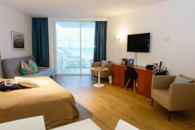 Herzliya Sea View Hotel Apartment - Photo2