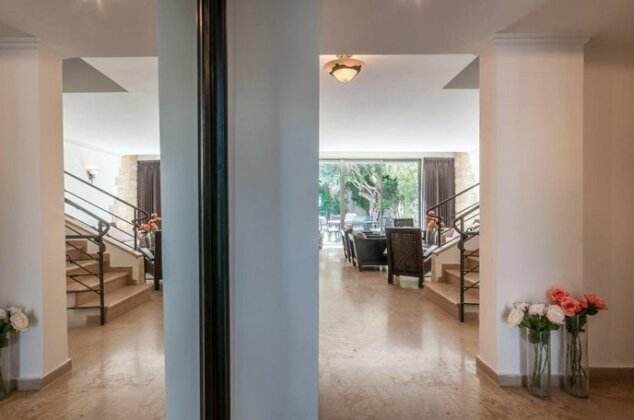 Villa Full Option in Herzlya Pitouah - Photo2