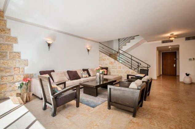 Villa Full Option in Herzlya Pitouah - Photo4