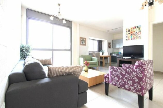 Charming Central Two Bedroom Apartment- Trumpeldor St - Photo3