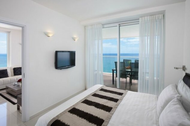 Island Luxurious Suites Hotel - Photo2
