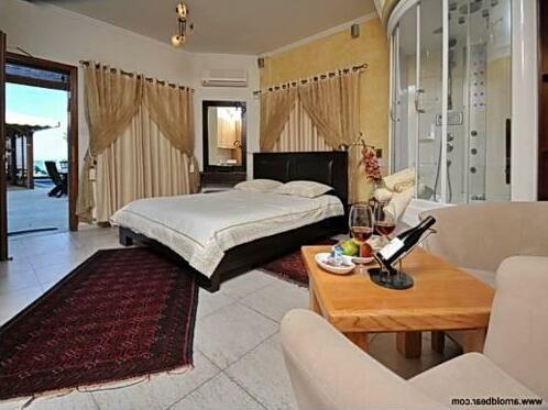 Rom Mansion - Photo5