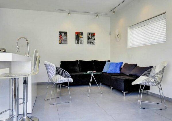 A fully Renovated Apartment At A Central location - Photo2