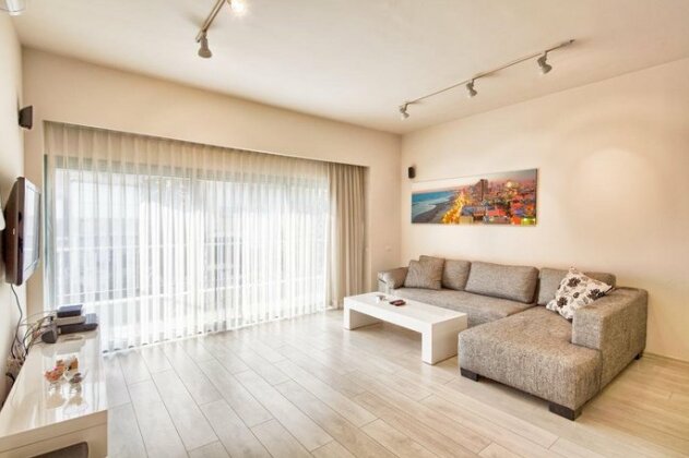 A fully Renovated Apartment At A Central location - Photo3