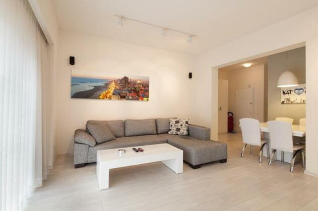 A fully Renovated Apartment At A Central location - Photo4