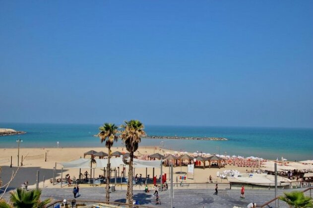 Beautiful 2 Bedrooms Apartment With Balcony -Central Tlv 3 Min To The Beach