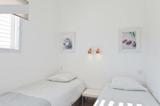 Ben Yehuda/Nordau - Spacious Two Bedroom with Balcony - Photo2