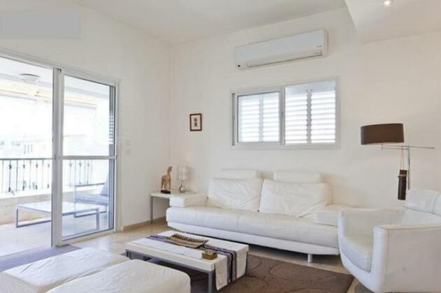 Ben Yehuda/Nordau - Spacious Two Bedroom with Balcony - Photo3