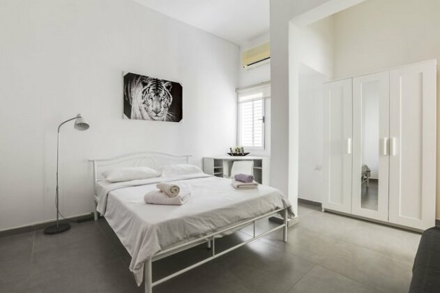 Central Apartment near Bograshov Beach - Photo2