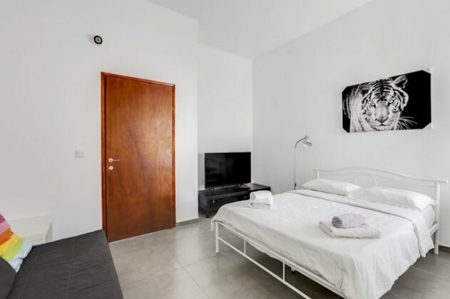 Central Apartment near Bograshov Beach - Photo3