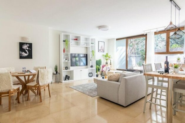 Chic Neve Tzedek 3BR & PARKING with Spacious Terrace - By BerryStays - Photo5