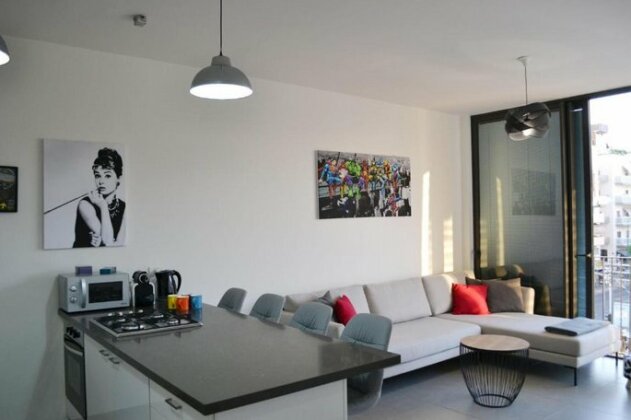 City Living Apartment w/ Parking & Balcony by Sea N' Rent - Photo4