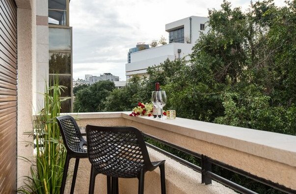 CityCenter New Luxurious 2BD Balcony Apt Tel Aviv - Photo3