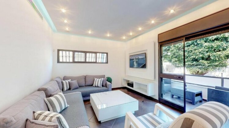 Clear 3BR in Dizzengoff 140 by HolyGuest - Photo2