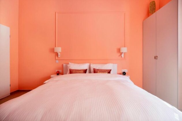 Glamorous Pink Pearl Studio/Beach/Parking/Netflix - Photo2