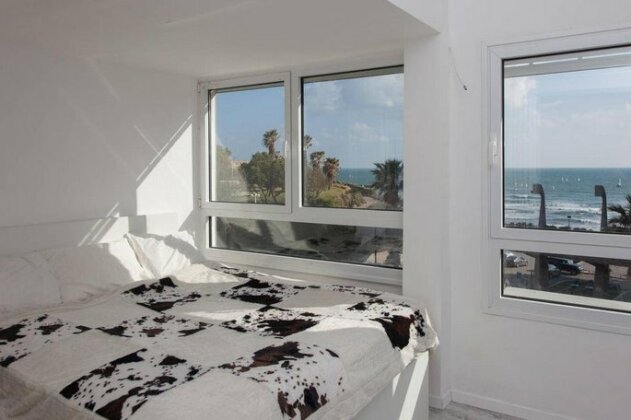 Gordon Beach Apartments - Photo2