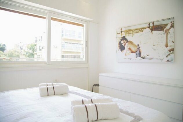 Holyguest - Ben Yehuda 218 - Photo3
