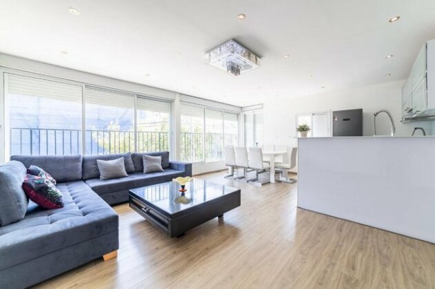 Modern 3BR apartment by the Sea - Photo2