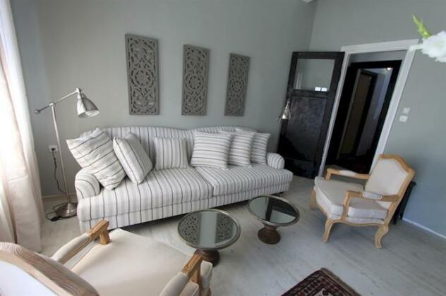 Nina Cafe Suites Hotel - Photo3
