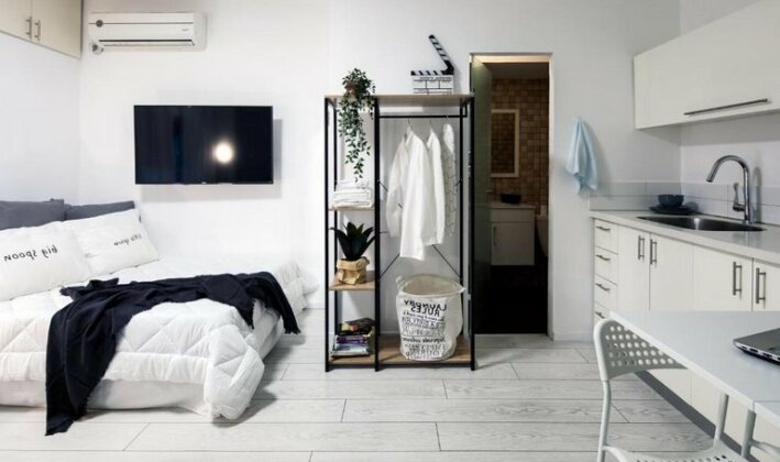 Renovated Modern Studio by the Beach - Photo3
