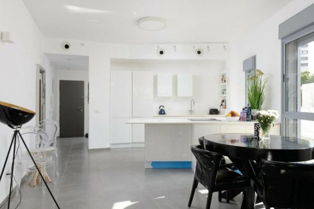 Spacious modern & Clean Apt one step to BEACH - Photo2